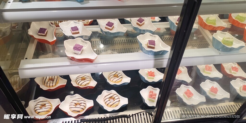 展示柜中的多样精致糕点