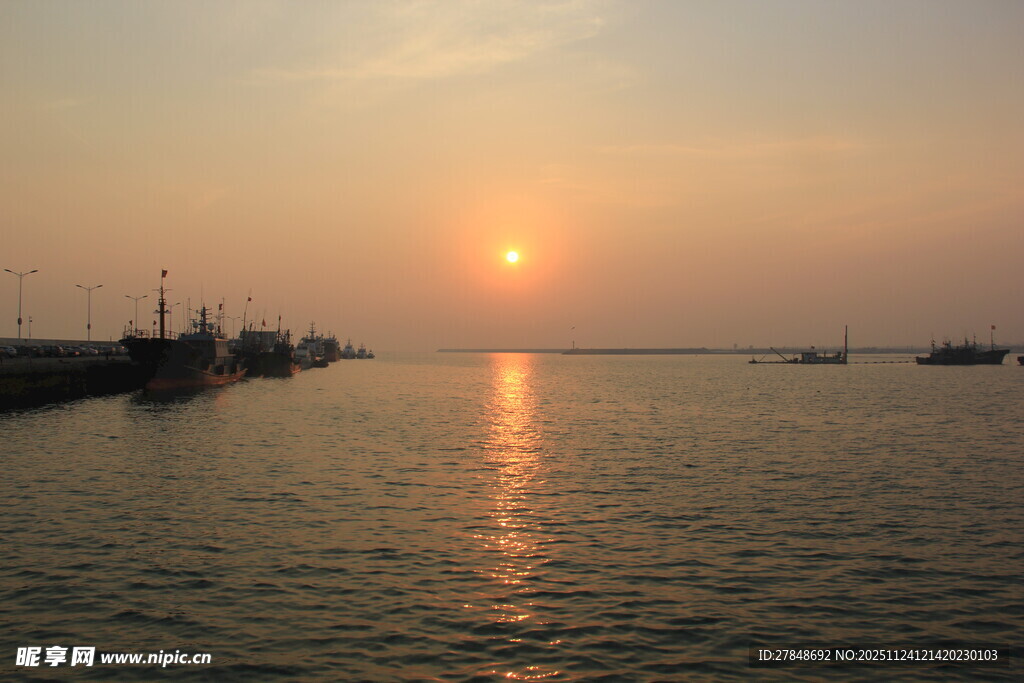 傍晚的海滨太阳下山