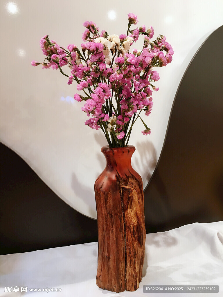 木质花瓶插满粉色花卉