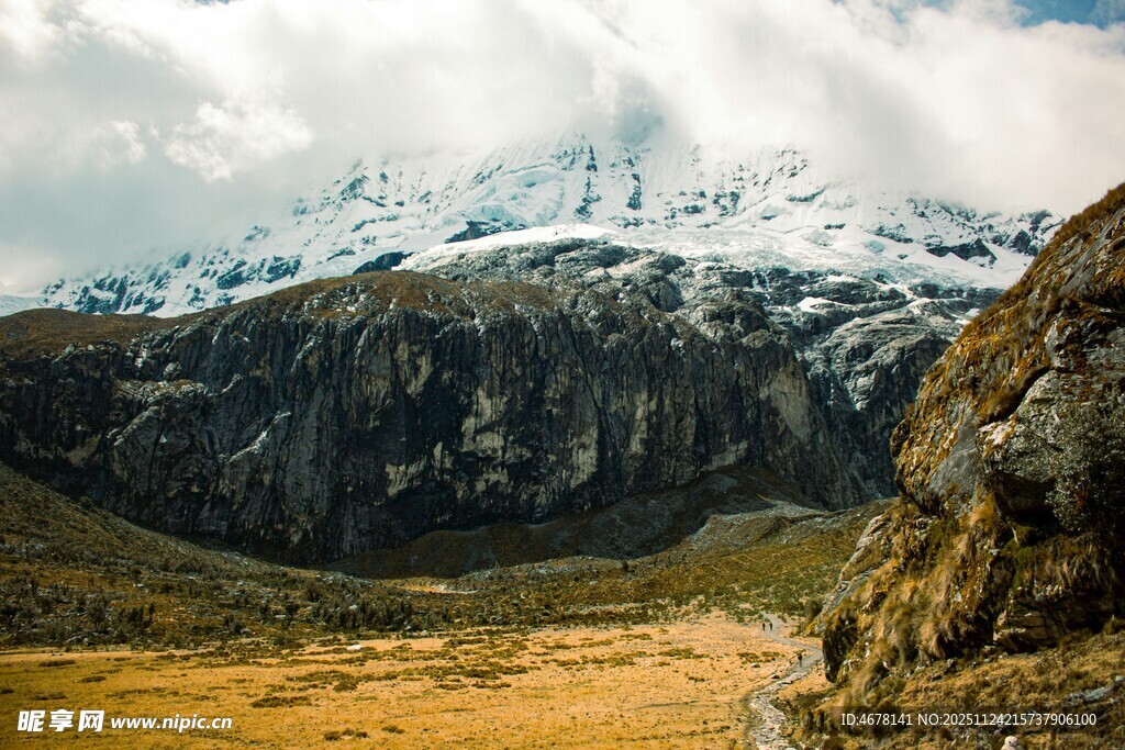 雪山下的壮美山间景色