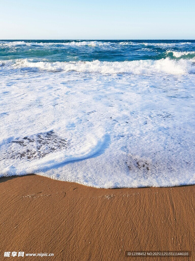 海浪轻拍沙滩的美丽景象