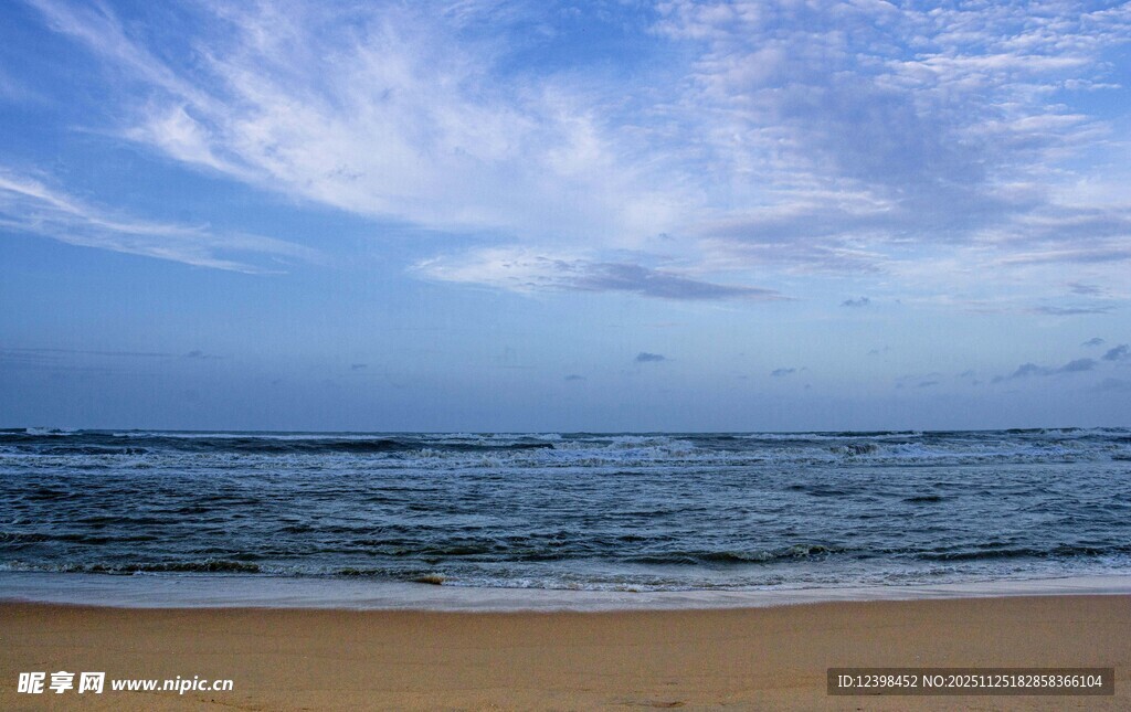 海边沙滩上的蓝天海景