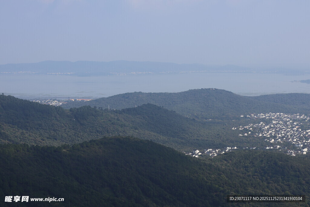 山峦间的城镇风光