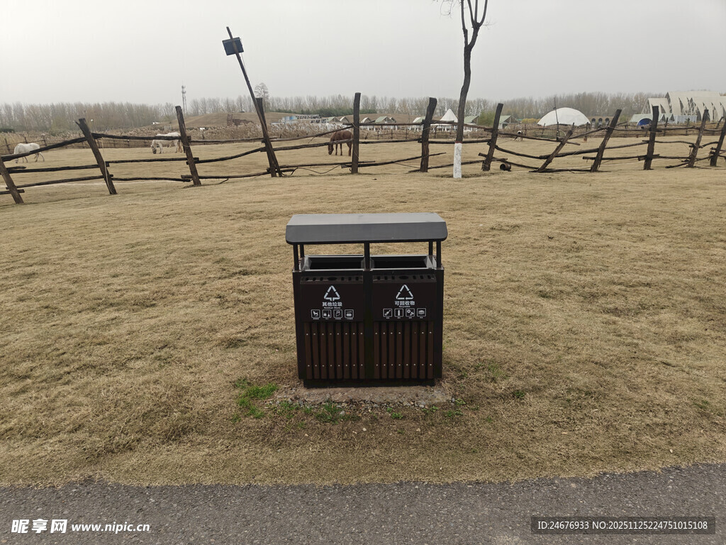 户外草地中的分类垃圾桶