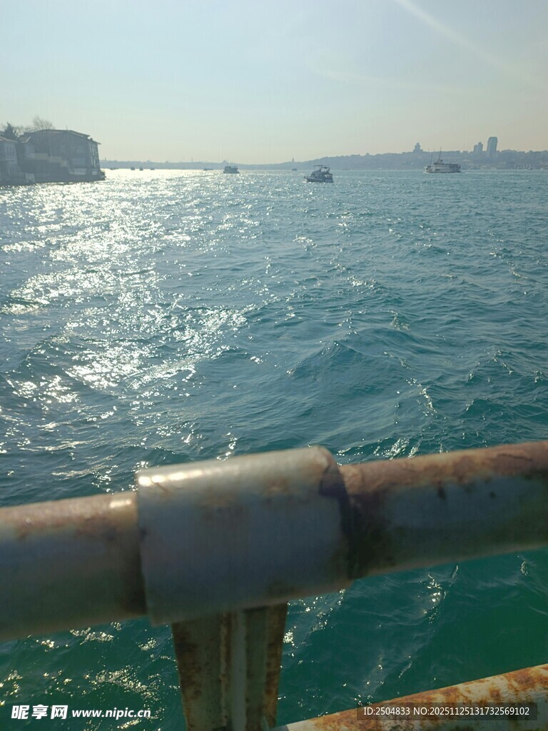 海上风光 船栏视角的景致