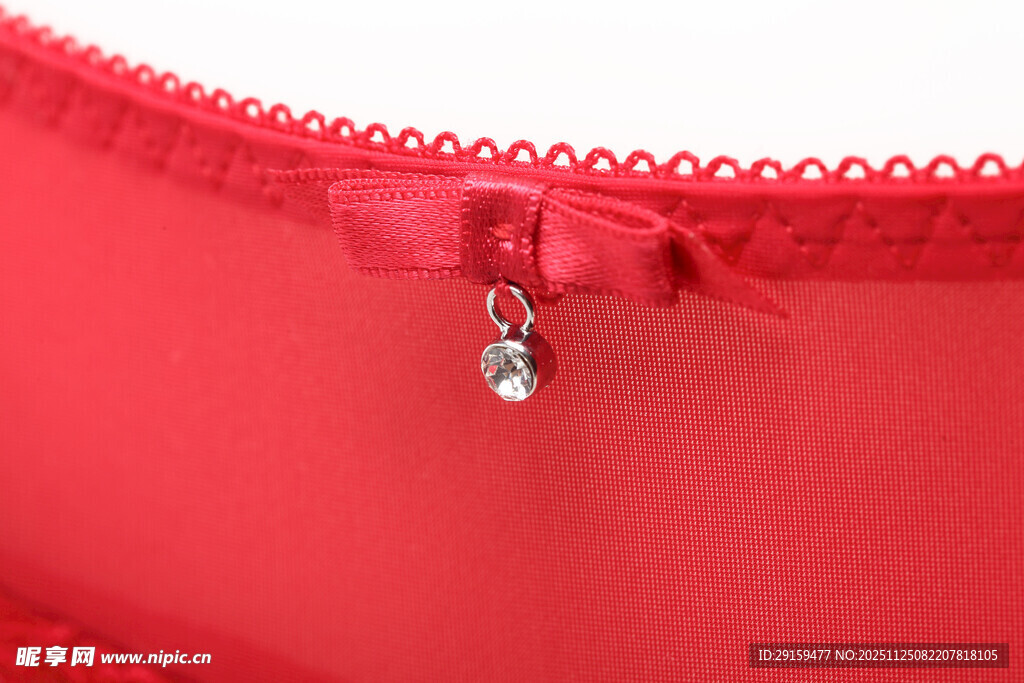 红色蕾丝内裤拉链细节