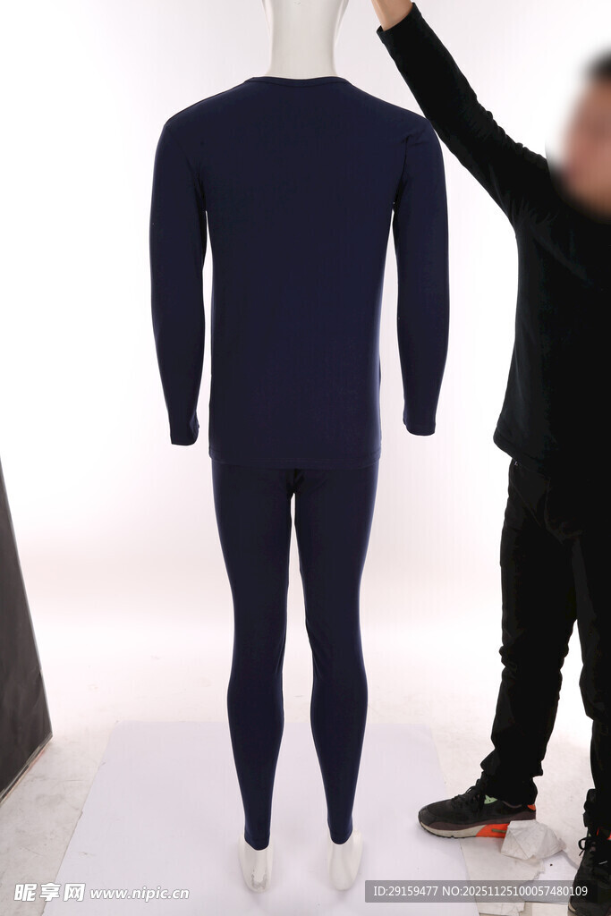 展示深蓝色紧身男士内衣