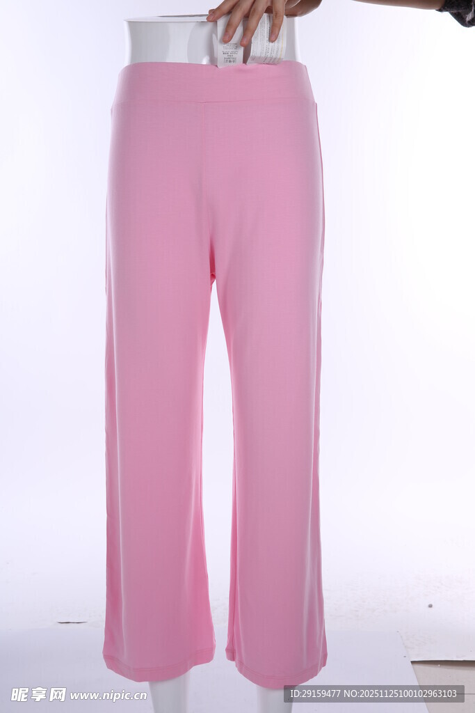 粉色喇叭裤时尚展示