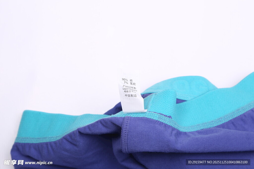 蓝紫拼接布料上的小物件