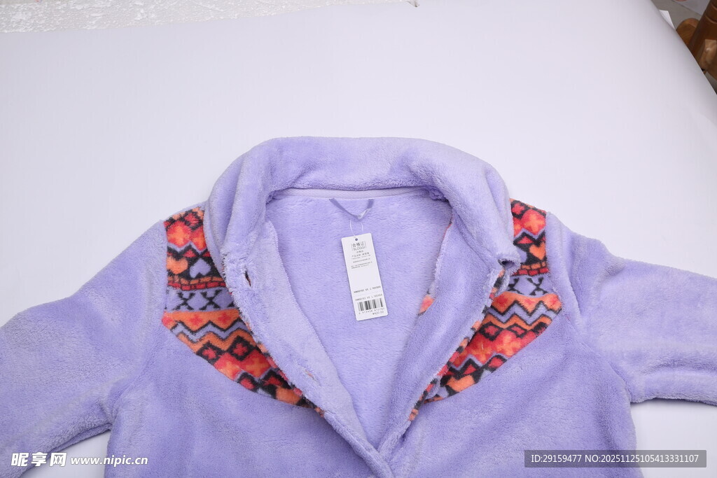 紫色刺绣领口女士上衣