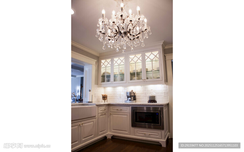 优雅厨房一角吊灯添奢华