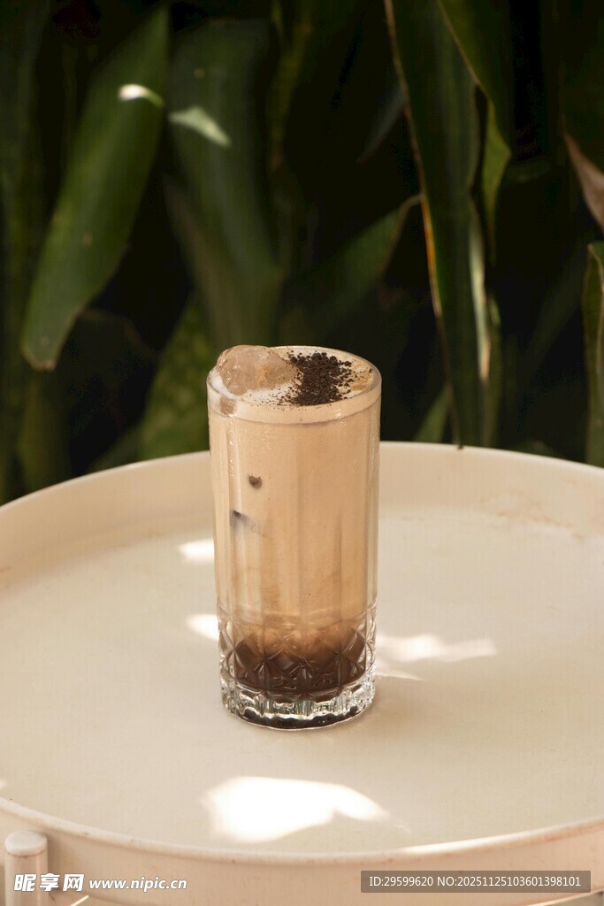 玻璃杯中装着的特色饮品