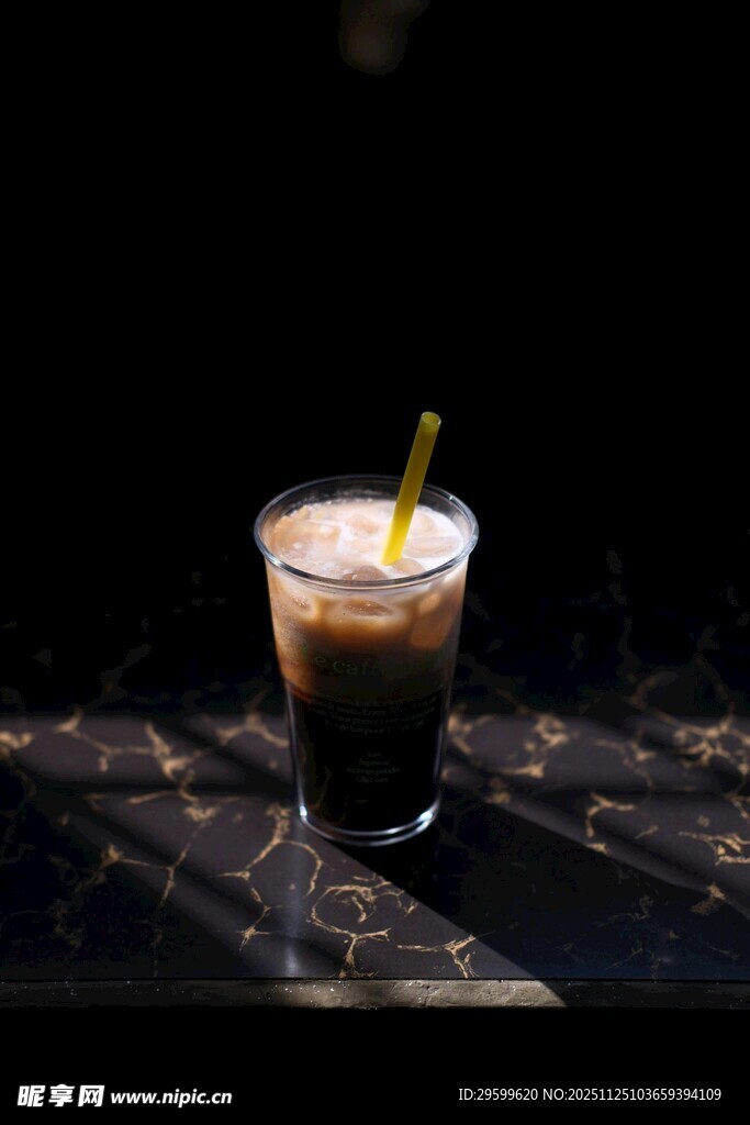 玻璃杯中的分层饮品