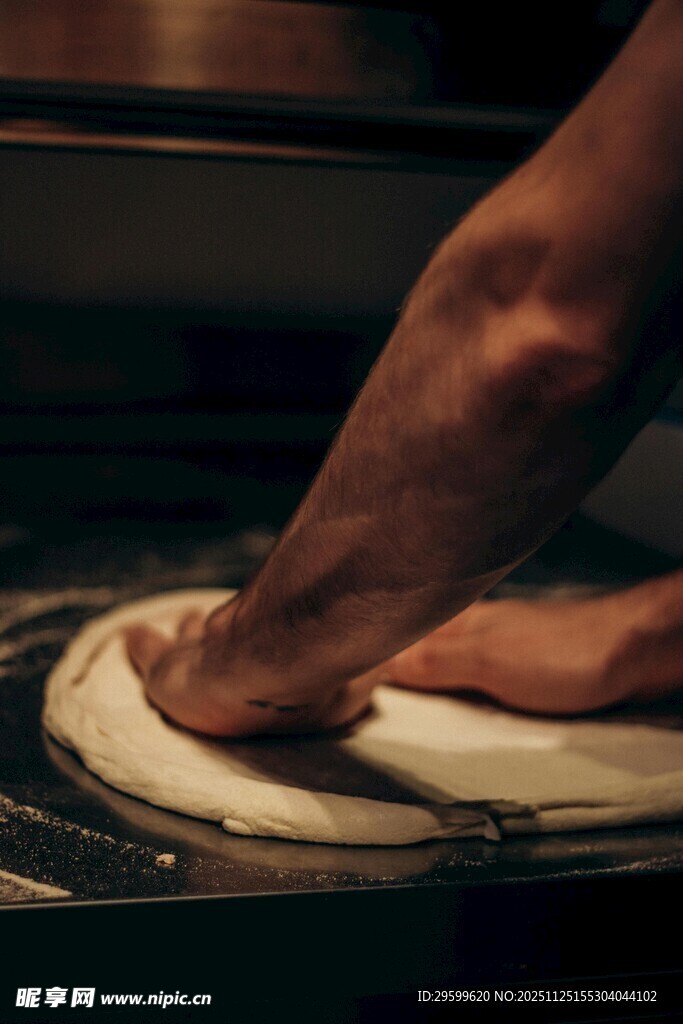 手工揉制美味面团