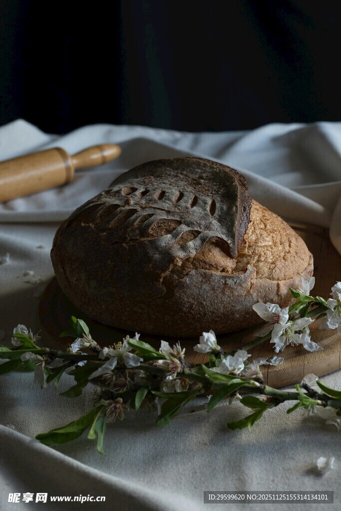 新鲜烘焙面包与香草点缀