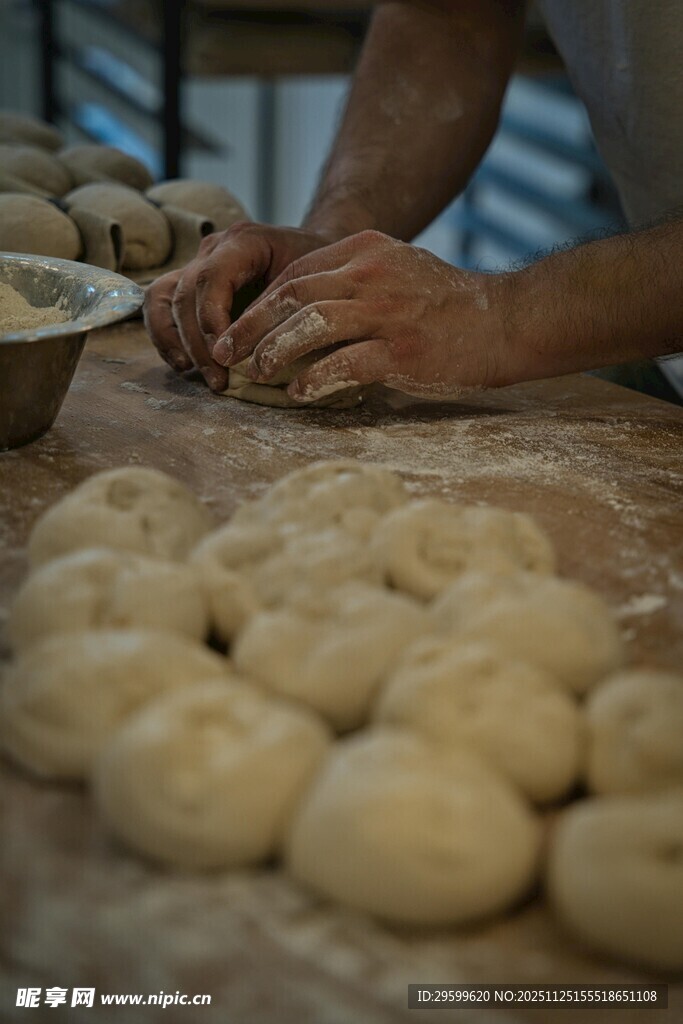 手工制作面团的温馨场景