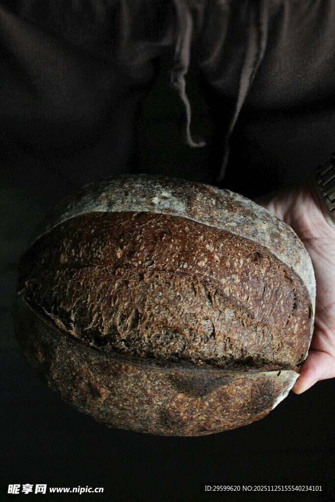 手捧全麦面包特写