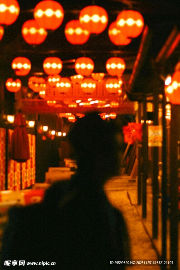 灯笼下的行人身影