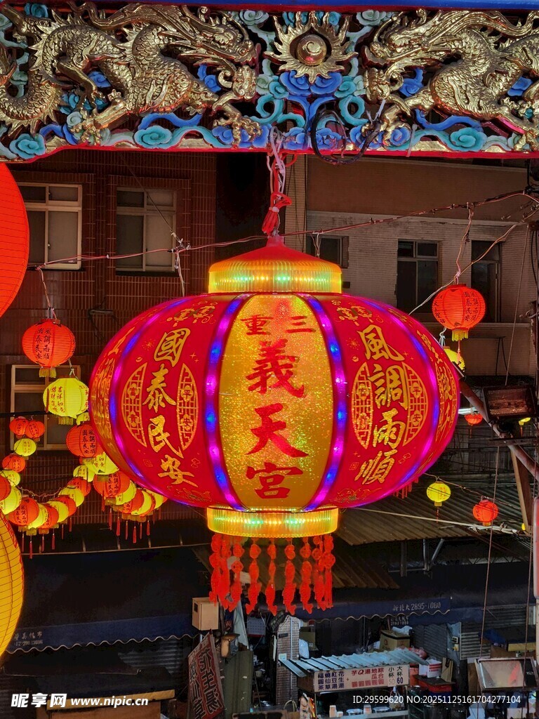 喜庆中式灯笼装点街头