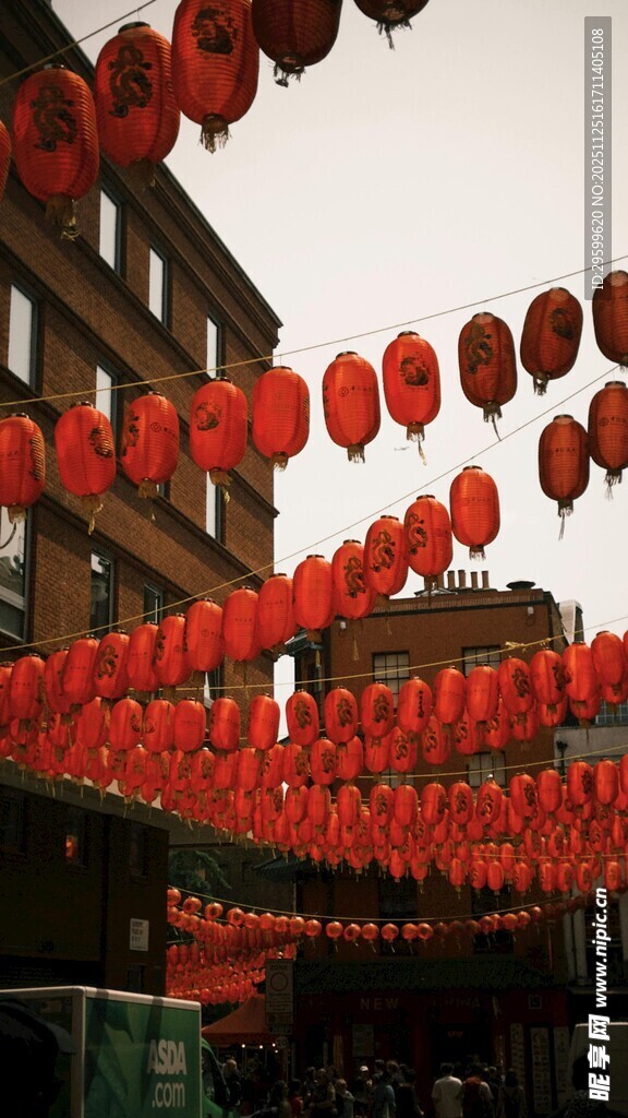 街头高悬的喜庆红灯笼
