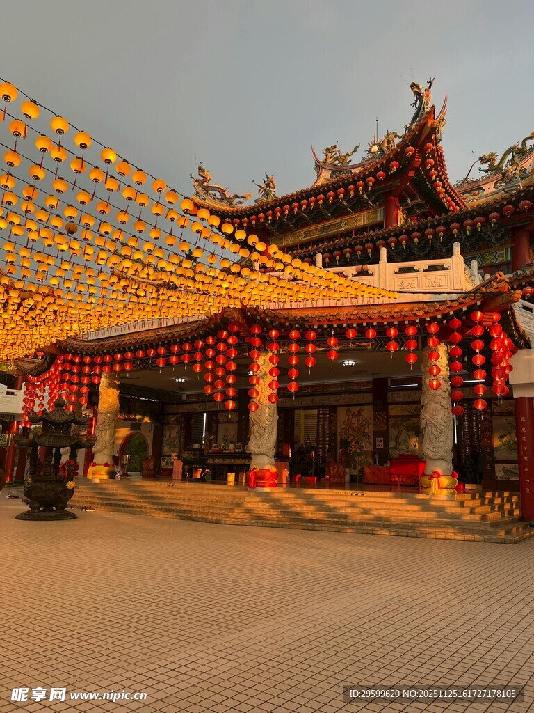 古庙宇前的节庆装饰景观