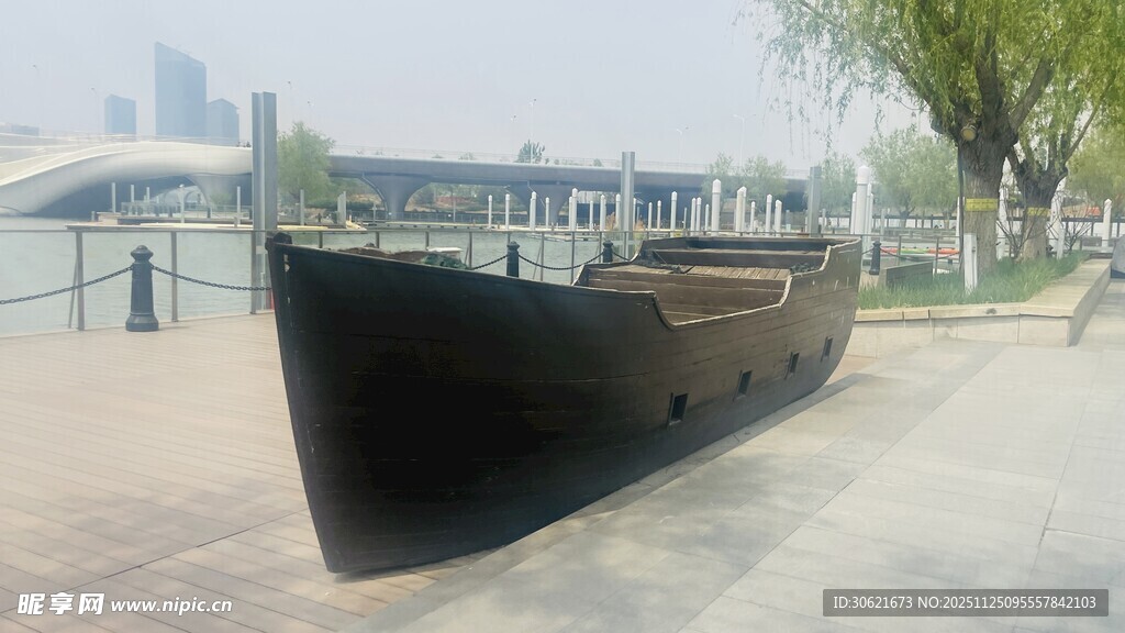 岸边古朴木船静立