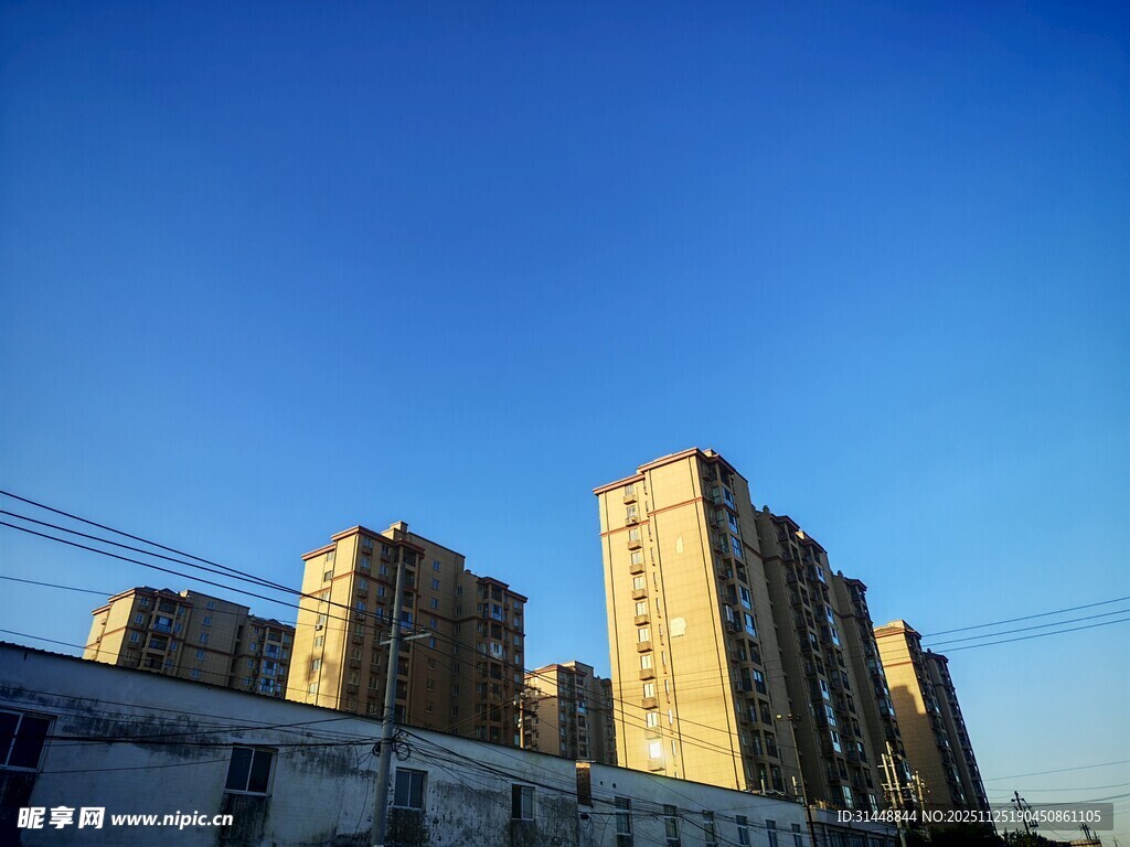 城市高楼与蓝天美景