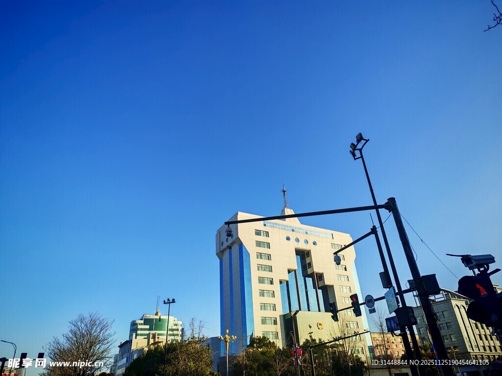 城市蓝天高楼景象