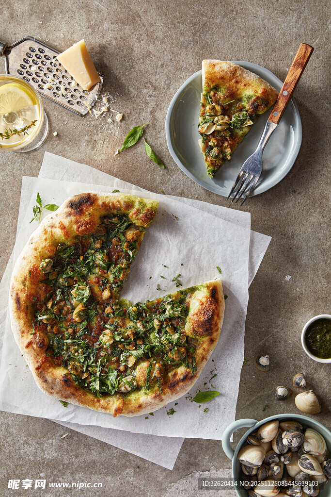 美味披萨与多样配菜