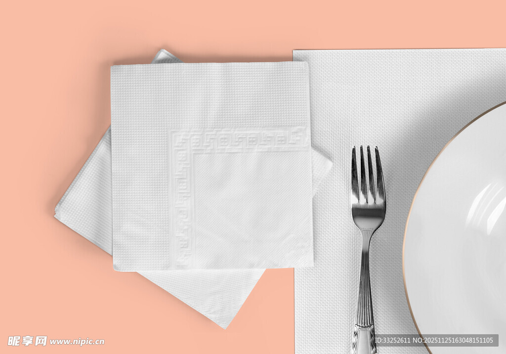 白色餐巾与银色餐具