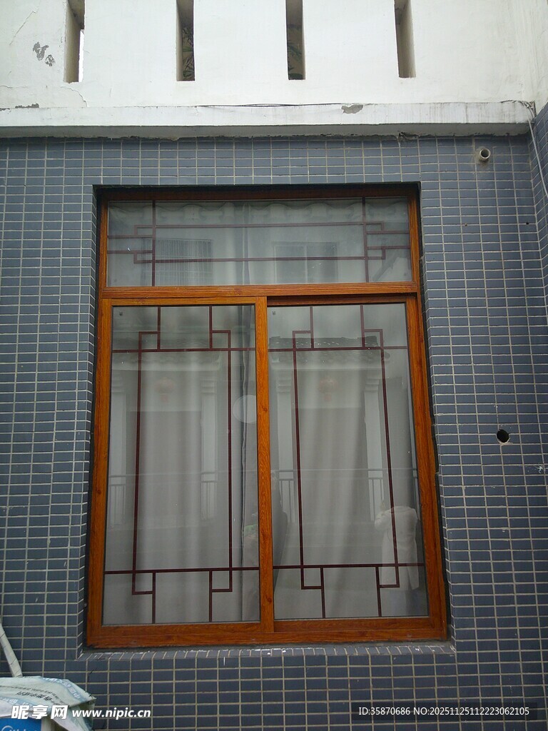 复古木窗搭配灰色砖墙