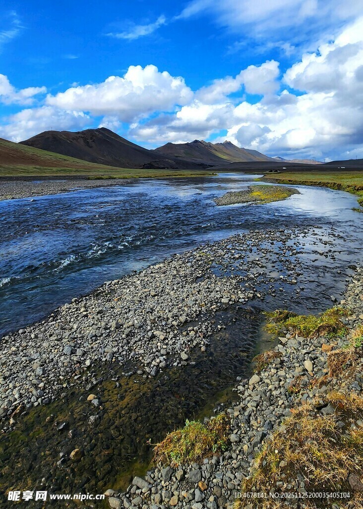 蓝天碧水间的碎石河滩