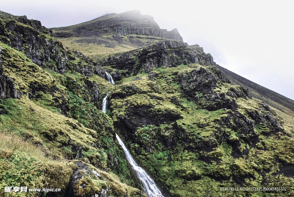 山间瀑布与葱郁山坡景观