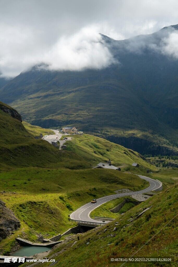 山间蜿蜒公路云雾缭绕景