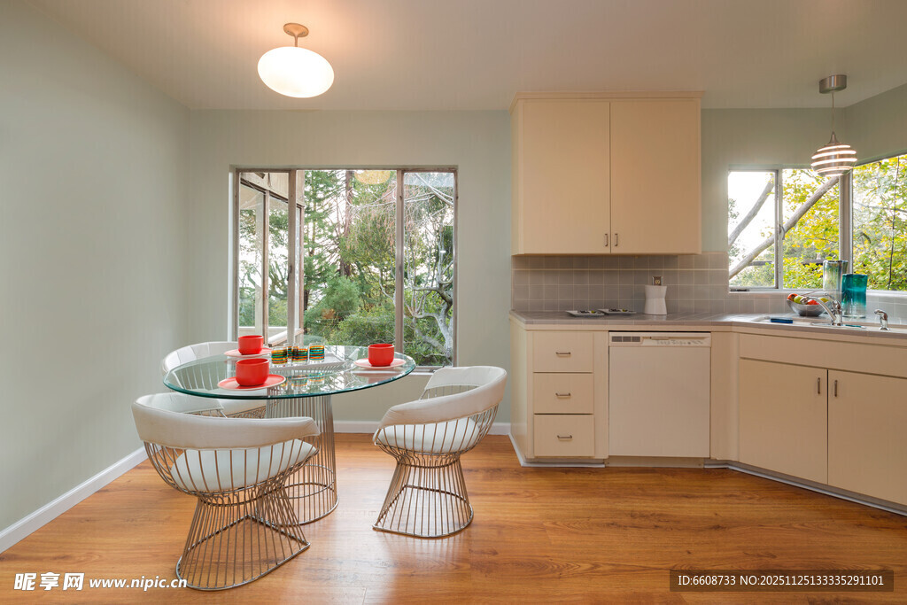 现代简约风温馨餐厅一角