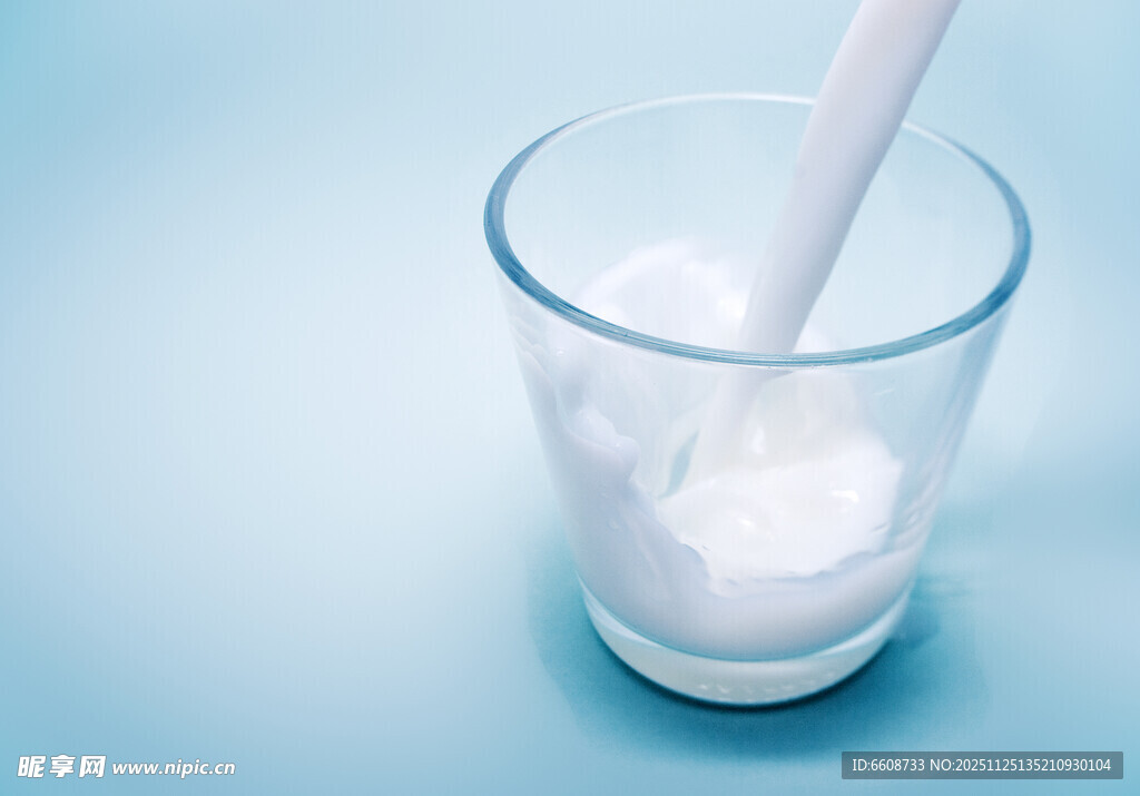 杯中倒入牛奶的瞬间