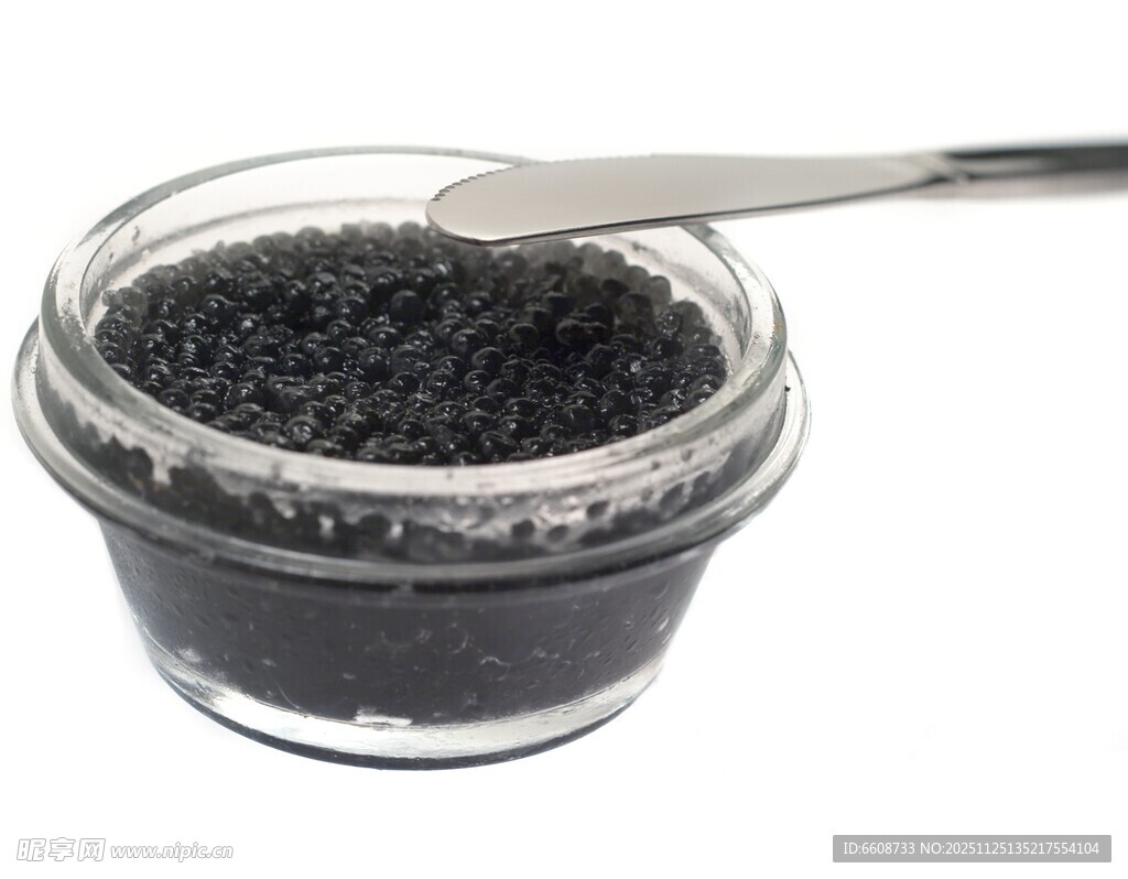 玻璃罐中的黑色鱼子酱