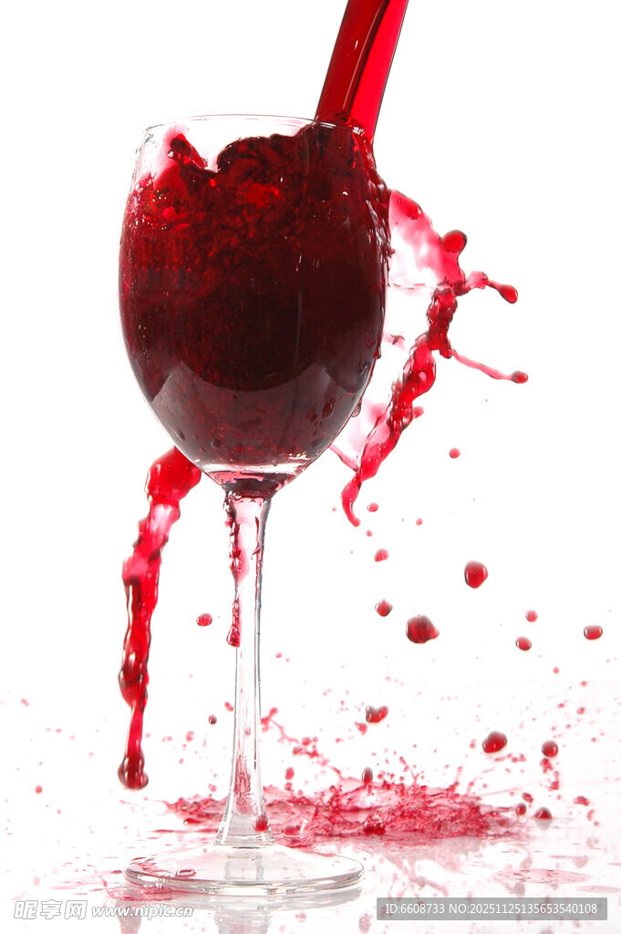 红酒飞溅的优雅瞬间
