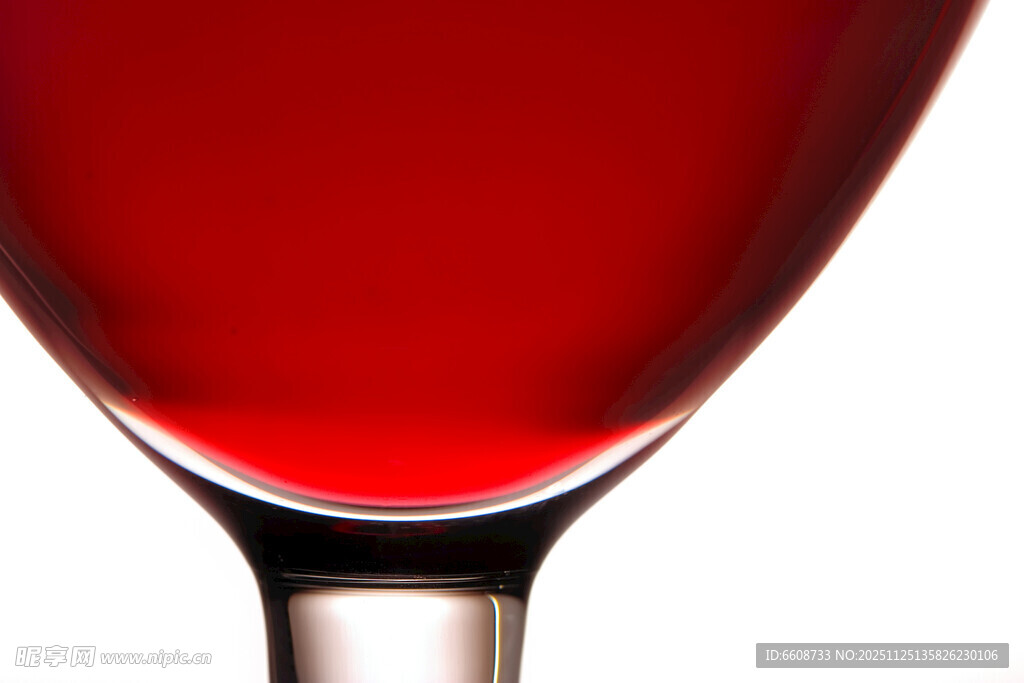 高脚杯中的红葡萄酒