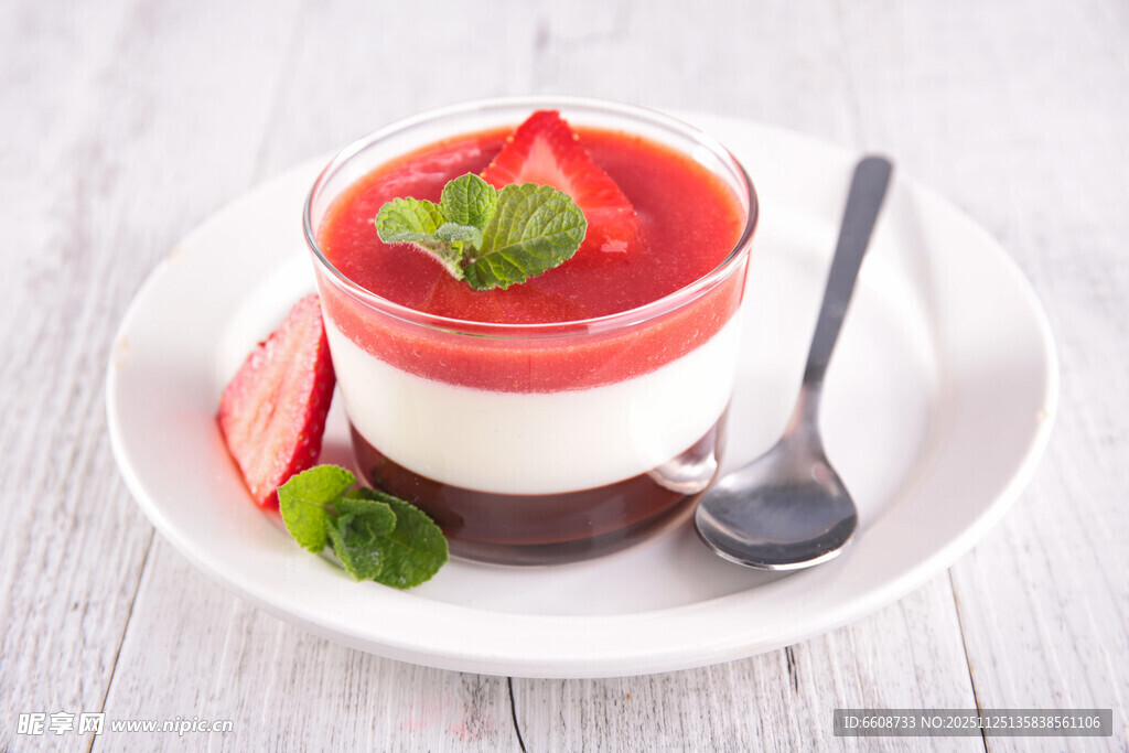 草莓薄荷分层甜点