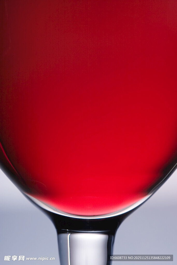 高脚杯中的红色液体