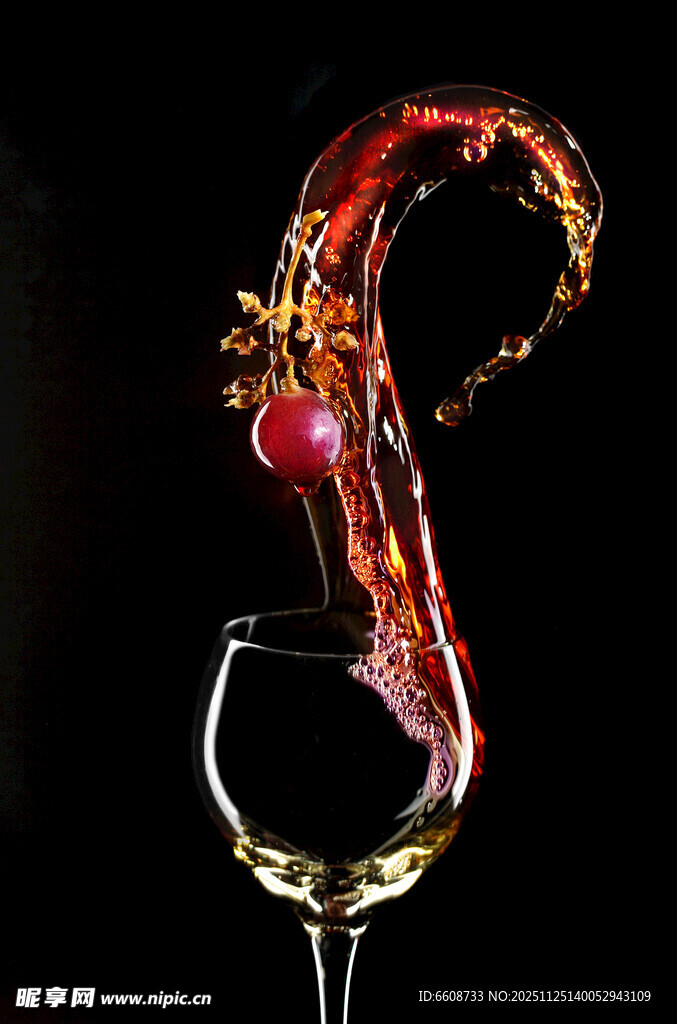 红酒飞溅入酒杯精彩瞬间