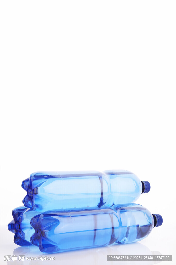 蓝色塑料瓶堆叠