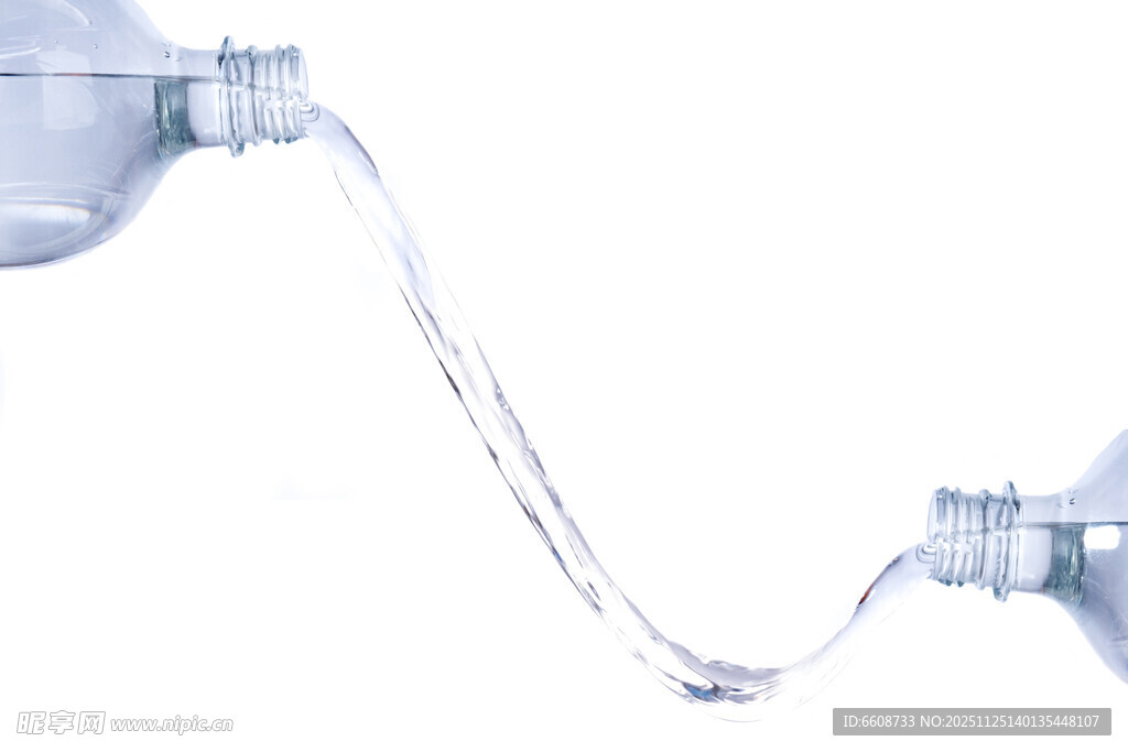 水瓶倒水瞬间画面