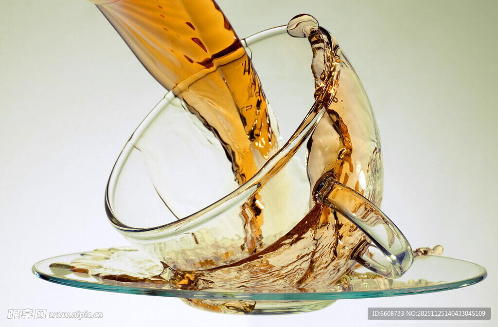 红酒倾洒于杯碟瞬间