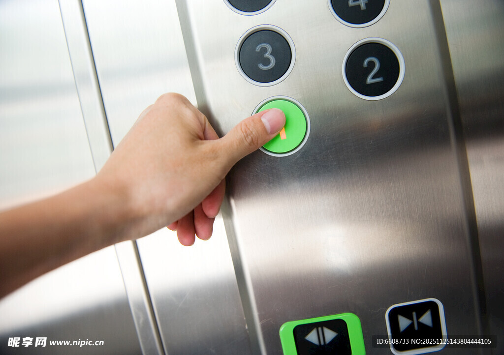 手指按下电梯楼层按钮