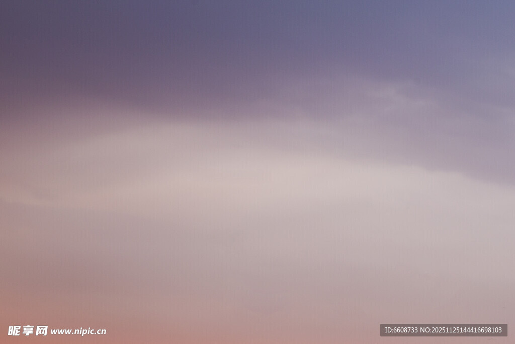 黄昏时天空的柔和色彩