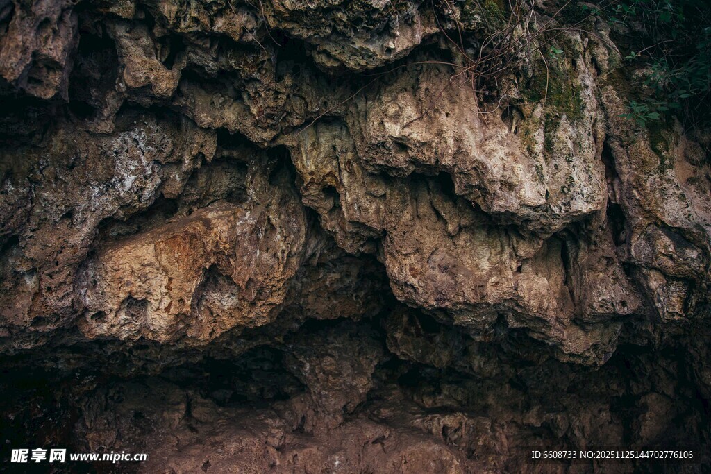 粗糙嶙峋的岩石表面
