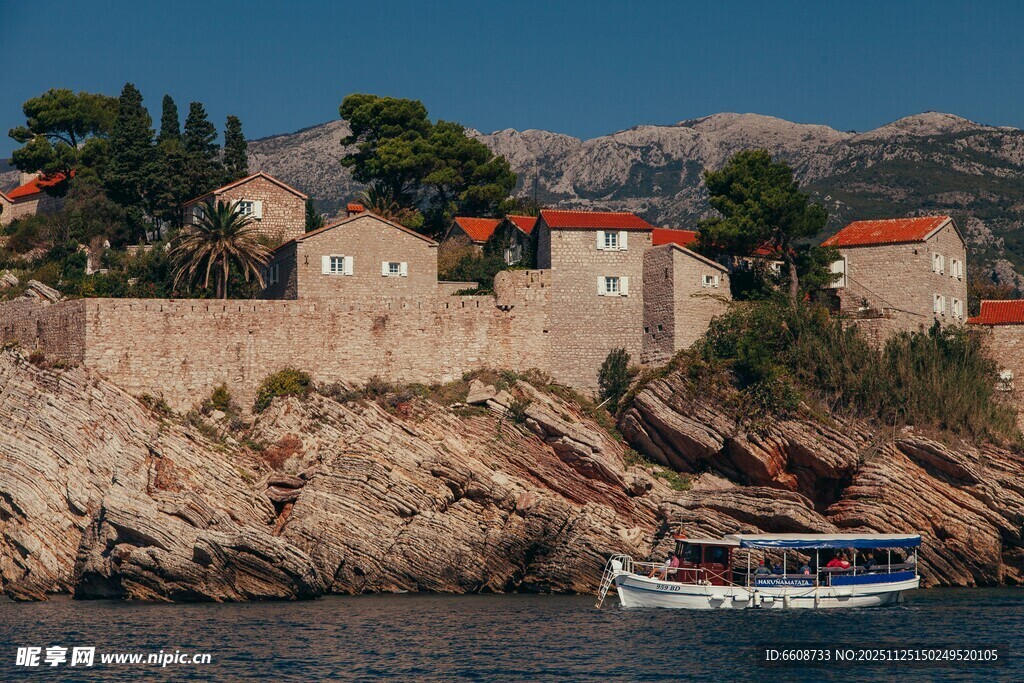 海边悬崖上的红顶建筑群