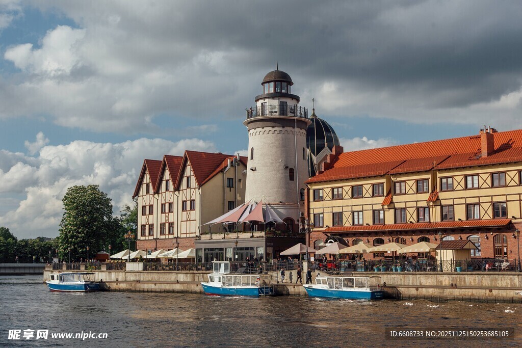 河畔欧式建筑与灯塔景观